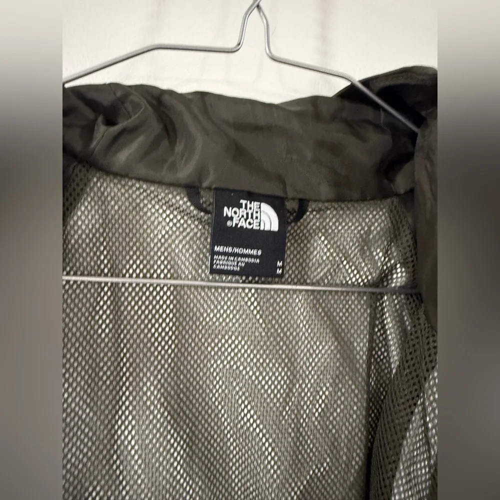 The North Face Men’s Medium Hooded Windbreaker Jacket Dark Green Lightweight Zip